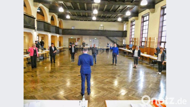Bürgermeister Bernd Sommer bei der Vereidigung der neuen Stadtratsmitglieder in der Stadthalle, von links Astrid Schuster, Monika Grötsch, Heike Suchanek, Uwe Friedrich, Tobias Kunz, Katja Bloßfeldt und Franziska Heindl. Bild: spf