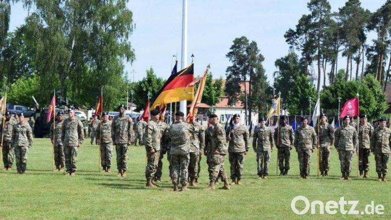 Offizielle Kommandoübergabe 
Feierliche Übergabe der Bataillonsfahne durch Colonel Scott Kindberg (Mitte, mit Rücken im Bild) von LtCol Jaquillard (Mitte, rechts) an LtCol John Abella (Mitte, links) Bild: nbu