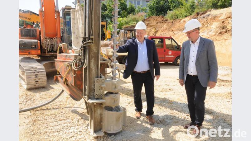 Landrat und Bürgermeister schauen sich den Spezialbohrer aus der Nähe an. Bild: ige