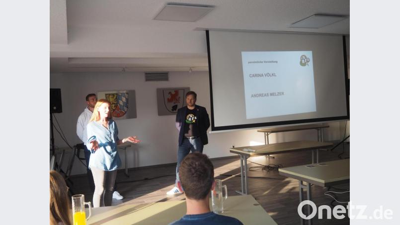 Initiatorin Carina Völkl (links) sowie Bananenflanken-Trainer Andreas Melzer (im Hintergrund) und Andreas Adam von der Regensburger Bananenflankenliga freuten sich über einen regen Zuspruch bei der Initialveranstaltung. Bild: stn