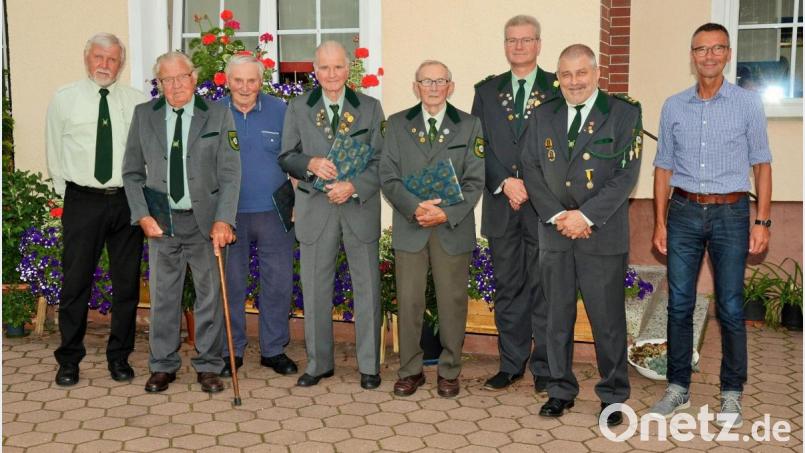 Ehrung für langjährige aktive Mitglieder des Bruderbunds: (von links) Gauschützenmeister Dietmar Bayer, Peter Grünthaler, Georg Kolb, Hans Sperber, Zweiter Schützenmeister Helmut Sperber, Schützenmeister Werner Grünthaler und Bürgermeister Peter Achatzi. Bild: ker