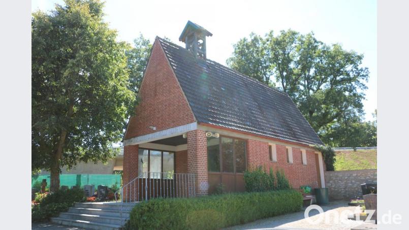 Das Leichenhaus auf dem Edelsfelder Friedhof ist in die Jahre gekommen. Den für heuer angedachten Neubau verschiebt die Gemeinde nun auf 2022. Bild: gru