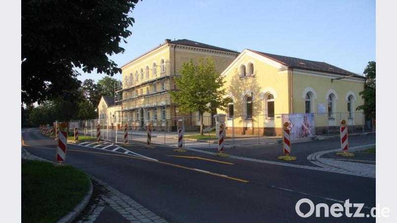 Die Baustelle am künftigen Kulturbahnhof ist eingerichtet. Mit dem offiziellen ersten Spatenstich am 27. Juli kann die Maßnahme - nach längerer Wartezeit - starten. Bild: wro