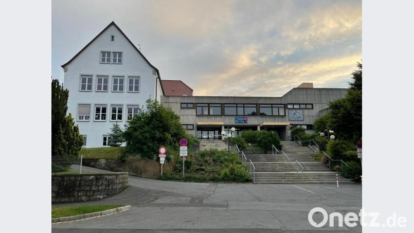 Über die Zukunft der Windischeschenbacher Schule mit ihrem weißen Altbau aus den 50er Jahren und dem neueren Betontrakt aus den 70er Jahren entscheiden die Bürger am Sonntag. Bild: Lowak