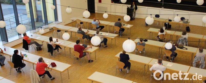 Nach neun Monaten pandemiebedingter Zurückhaltung fand wieder eine Versammlung der Mitglieder der BRK-Bereitschaft Erbendorf statt. Tagungsort war die Stadthalle, denn im Rot-Kreuz-Zentrum seien die geforderten Abstände nicht einzuhalten. Bild: Picasa