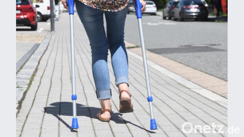 Auf Gehhilfen ist eine Schülerin (16) aus Neustadt/WN nach einem Motorradunfall angewiesen (Situation auf dem Foto ist gestellt). Die Organisation der Fahrten zur Schule und zur Krankengymnastik fordern die berufstätigen Eltern. Der Vater bemüht sich vergeblich um Hilfe bei der Beförderung. Bild: Gabi Schönberger
