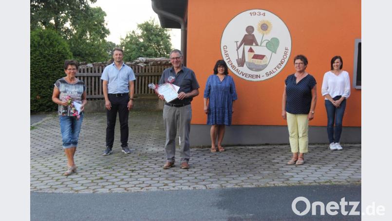 Heinz Eichinger (Dritter von links) und Maria Ritz (links) wurden aus dem Vorstand des Gartenbauvereins Saltendorf verabschiedet. Bild: ral