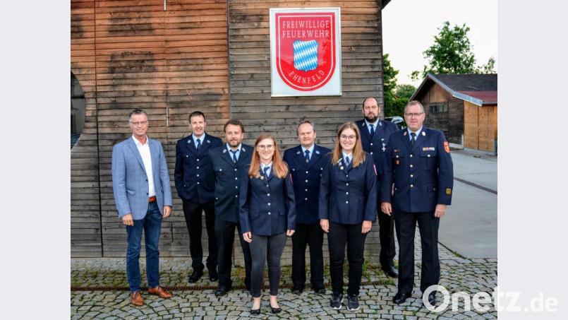Bürgermeister Hermann Falk (links) und Kreisbrandinspektor Martin Schmidt (rechts) gratulierten der neuen Vorstandschaft der Feuerwehr Ehenfeld. Von links: Kassier Johannes Falk, Kommandant Christian Lenk, 2. Vorsitzende Selina Dorner, Vorsitzender Berthold Maier, Schriftführerin Laura Beierl und 2. Kommandant Klaus Schlosser. Bild: fdl