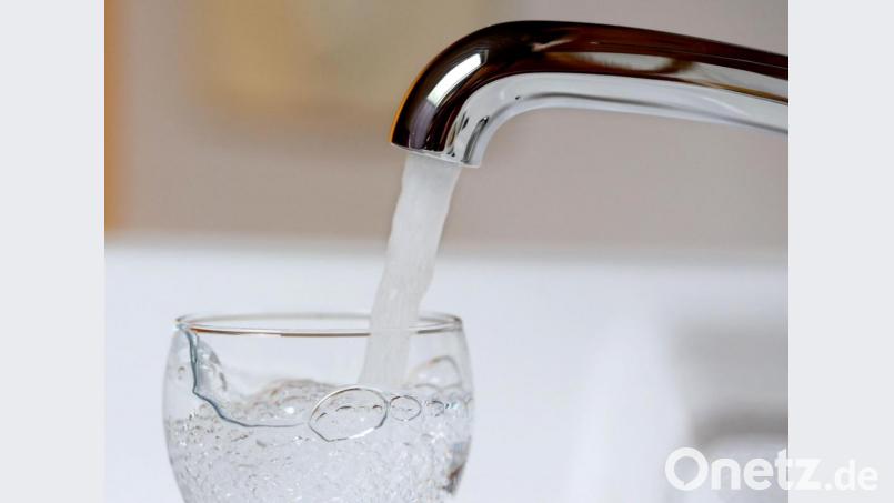 Damit die Hähne auch in Zukunft zuverlässig sprudeln, erneuert die Gemeinde Neukirchen einige Wasserleitungen. Symbolbild: Roland Weihrauch/dpa