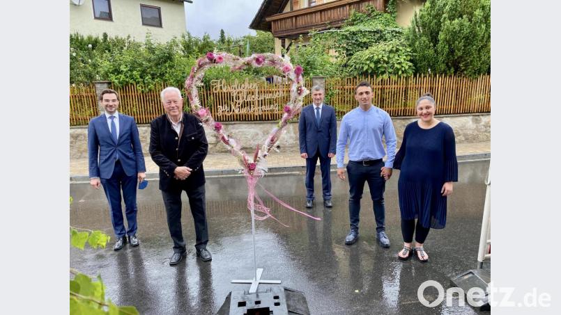 Mohammad Kaka und Nani Heisig-Kaka (rechts) sind die Betreiber des „MoNa“, einem Dorfladen, der viel mehr ist als nur ein Dorfladen. Eröffnungsgäste waren neben vielen anderen Landtagsabgeordneter Stephan Oetzinger, der Vermieter Josef Gruber und Bürgermeister Markus Ziegler (von links). Bild: Eichl