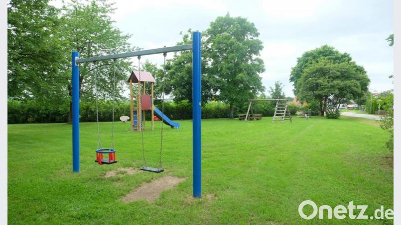 Auf diesem Grundstück östlich von Wölsendorf errichtet die Gemeinde Schwarzach eine Kindertagesstätte. Die Planungskosten in Höhe von 400 000 Euro sind im Haushalt bereitgestellt. Bild: ohr