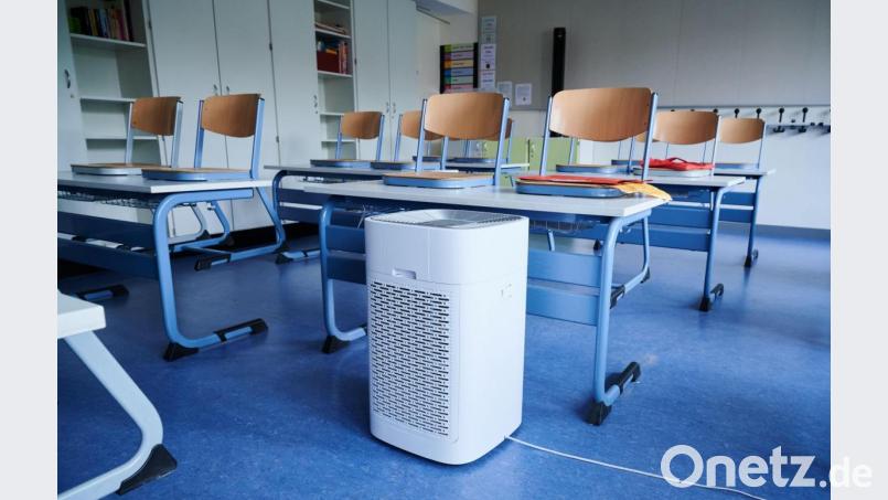 Luftreinigungsgeräte wie auf diesem Symbolbild stehen schon in einigen Schulen im Landkreis, beschafft von örtlichen Sachaufwandsträgern. Jetzt wurde ein staatliches Förderprogramm für alle Klassenräume aufgelegt. Symbolbild: Annette Riedl/dpa