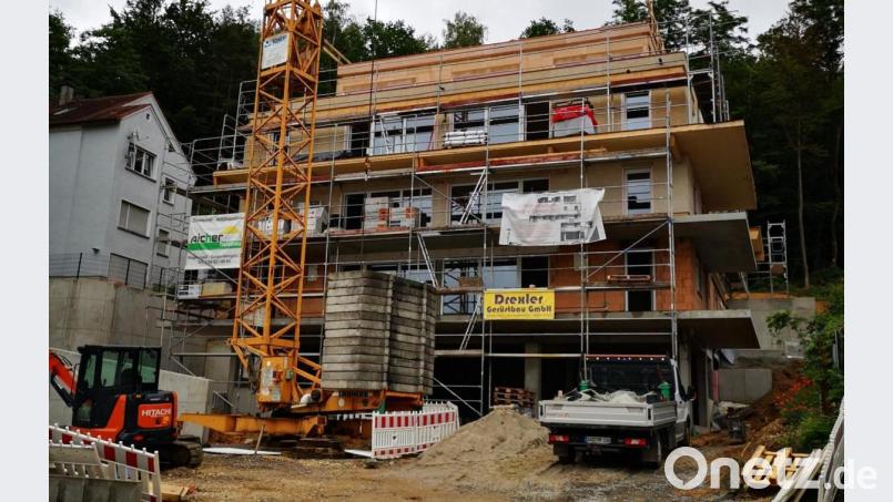 In der Region entstehen viele Neubauten, hier eine aktuelle Baustelle in Schwandorf. Günstigere Immobilien lassen sich in den ländlichen Teilen des Landkreises finden, etwa nahe der tschechischen Grenze. Bild: Thomas Dobler