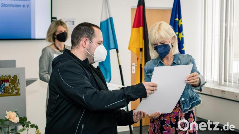Manuel Balk, Vorsitzender des Vereins Mühlschleifhaisl, nimmt von Sozialministerin Carolina Trautner die Urkunde entgegen. Bild: StMAS-Göttert