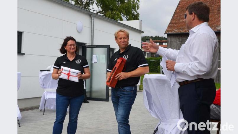 Zweiter Bürgermeister Ewald Plößner überreichte an den SC-Vorsitzenden Josef Reisner und dessen Stellvertreterin Nicole Schusser-Schindler (von rechts) kleine Erinnerungsgeschenke: unter anderem vier &quot;Schweißtücher&quot; für die enormen Leistungen beim Bau der Umkleidekabinen und der Beregnungsanlage. Bild: ü
