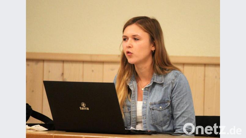 Biodiversitätsberaterin Nicole Bergler informierte im Kastler Gemeinderat zum Thema Ökokonto. Bild: stg