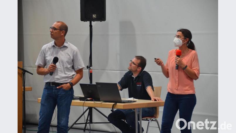 Johanna-Franziska Schmidt (rechts) von der Deutschen Bahn Netz AG und Diplomingenieur Taimur Tadros (links) von der Baufirma Porr-Bau GmbH aus Wien erläuterten Ablauf und Umfang der Brückenbauarbeiten. Bild: ak