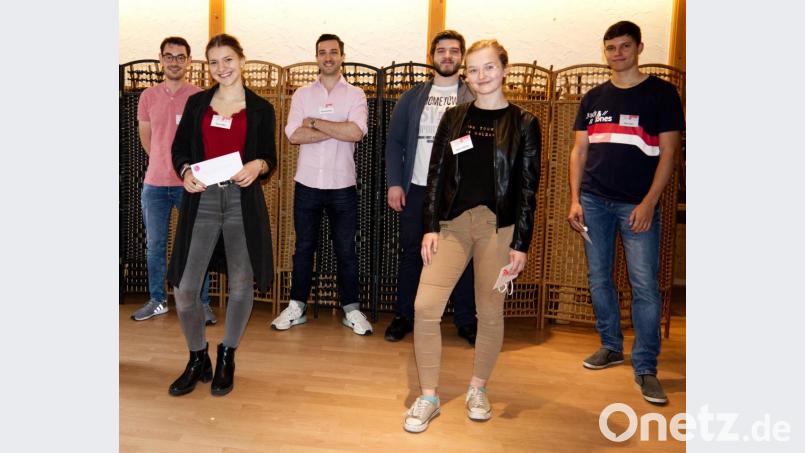 Die jungen Handyexperten (von links): Sebastian Wiedemann, Tatjana Naber, Tobias Rosnitschek, Maximilian Weiß, Angelina Wettinger, Tobias Siegert. Bild: Cornelia Stahl/exb
