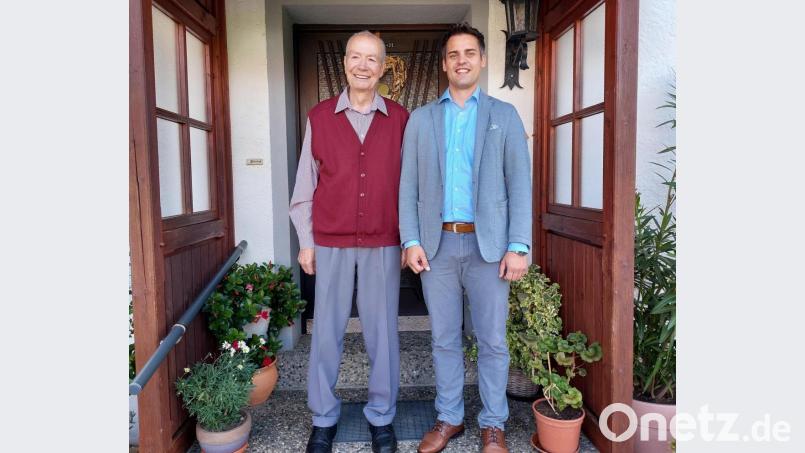 Bürgermeister Rudolf Teplitzky nimmt seit Anfang Juli wieder Geburtstagsbesuche wahr. Ehrenbürger Otto Lehner konnte sich deshalb in Weinzlitz über einen persönlichen Glückwunsch aus seiner zweiten Heimat Oberviechtach freuen. Bild: Rudolf Teplitzky