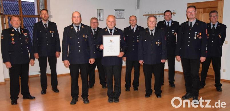 Nach 31 Jahren als Feuerwehrkommandant gibt Klaus Falk (mit Urkunde) das Amt ab. Er wird spontan zum Ehrenkommandanten ernannt. Dazu gratulierten unter anderem Kreisbrandmeister Alexander Graf, der neue Kommandant Martin Falk (Dritter von links) und Bürgermeister Florian Junkes (Zweiter von rechts). Bild: bö