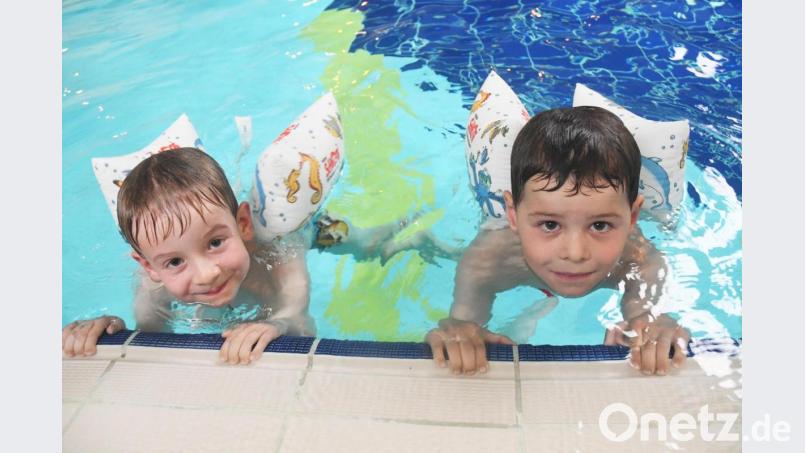 Während viele andere Kinder in Weiden und im Landkreis Neustadt/WN derzeit keine Chance auf einen Platz in einem Schwimmkurs haben, lernen diese beiden Jungs das Schwimmen schon im Kinderhaus St. Martin in Tännesberg. Bild: Gabi Schönberger