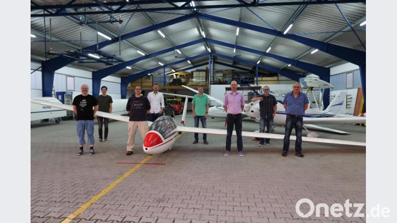 Die Führungsriege beim SFC (von links): Roger Stich (scheidender Vorsitzender), Florian Sammüller (Jugendleiter), Peter Feistenauer (neuer Vorsitzender), Michael Köllner (Zweiter Vorsitzender und Ausbildungsleiter Motorsegler/Ultraleicht), Gerald Kopf (Ausbildungsleiter Segelflug), Ronald Türk (Schatzmeister), Martin Lebegern (Schriftführer), Rainer Schaller (Werkstattleiter). Bild: Alexandra Ritz/exb