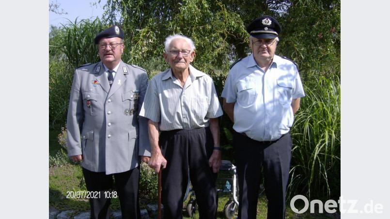 Fahnenjunker Karlheinz Kuschidlo (links) und Kassenwart Erhard Neubauer (rechts) gratulieren Georg Gleißner, dem ältesten Mitglied der KSRK Mantel, zum 95. Geburtstag. Bild: knh