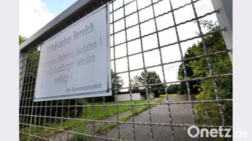Das Schild am Zaun ist schon ziemlich ausgebleicht, das Militär trainiert hier auch schon lang nicht mehr. Künftig werden auf dem ehemaligen Sportplatz der Leopoldkaserne Zoll-Bedienstete ausgebildet. Bild: Stephan Huber