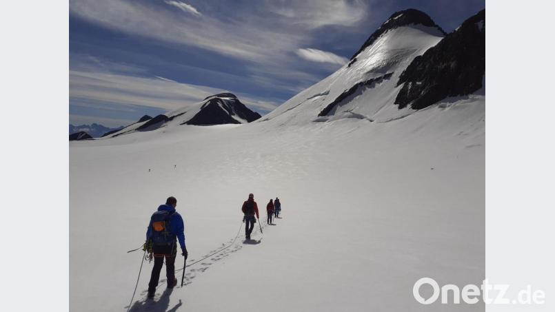 Durch die Lockerungen der Coronaregeln kann die Sektion Karlsbad im Deutschen Alpenverein (DAV) wieder aufnehmen. Auch der Gletschergrundkurs im Stubaital kann heuer wieder stattfinden. Bild: Michael Schornbaum/exb
