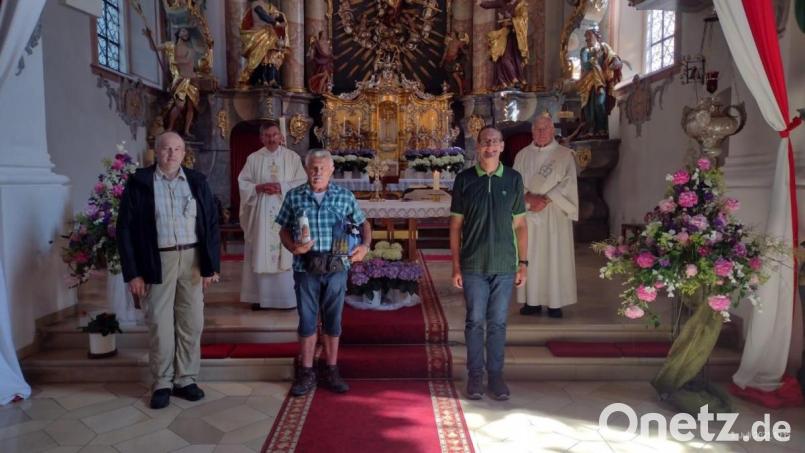Auf dem Habsberg (von links): Wallfahrtsleiter Rudolf Gehr, Pfarrer Klaus Birnthaler, Johann Reis, Vorbeter Christian Pechtl und Diakon Hans-Dieter Göring. Bild: exb