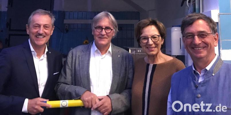 Beim Übergabemeeting der Rotarier übernahm (von links) Otmar Zisler das Präsidenten-Amt von Alfred Weiß. Mit auf dem Bild sind die künftigen Präsidenten Emilia Müller und Gerhard Hartfeld. Bild:  Ulrike Laupichler/exb