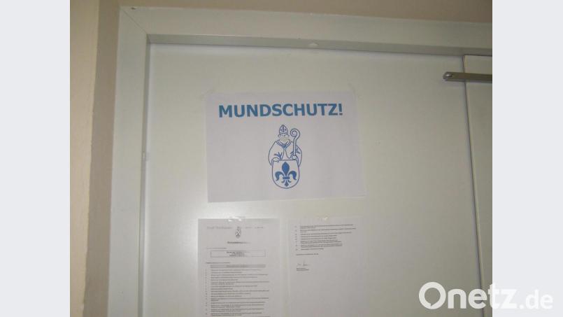 Hinweisschild in der Stadthalle mit witzigem Detail: Der Abt im Wappen Waldsassens mit Gesichtsmaske. Bild: pz