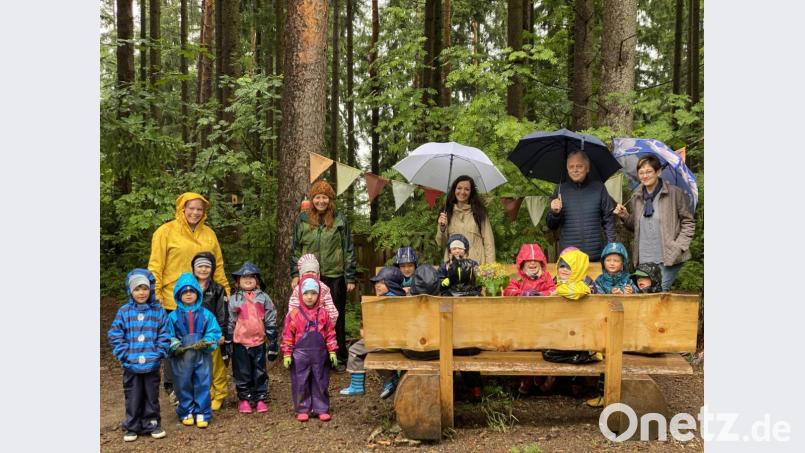 Freude über die neue Sitzgruppe: Im Bild (hinten von links) die Leiterin des Waldkindergartens Kathrin Götzl, Erzieherin Veronique Fürst, Bürgermeisterin Margit Bayer und die Vorsitzenden der Naturfreunde, Erich und Cornelia Totzauer, sowie (vorne) die „Waldfüchse“. Bild: fpoz