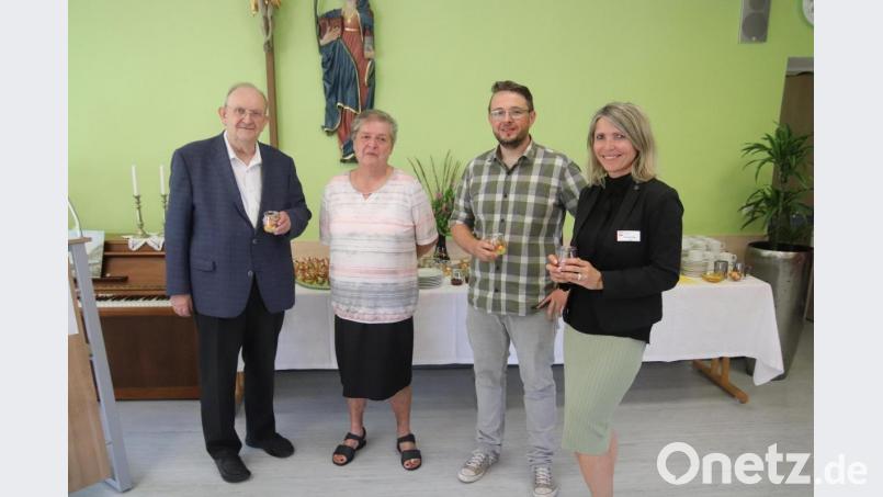Verabschiedung in St. Barbara (von links): Rudolf Ruppert vom Vorstand des Caritasverbands, die scheidende Küchenleiterin Elke Ertel, ihr Nachfolger Daniel Dotzler und Heimleiterin Marina Fink. Bild: mfh