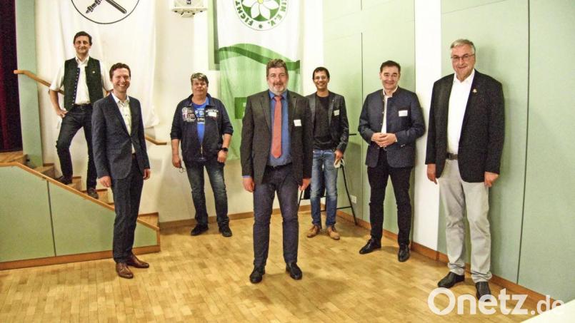 Der Fichtelgebirgsverein hat mit Rainer Schreier (rechts) einen neuen Hauptvorsitzenden und mit Alexander Popp (links) und Rüdiger Taubald (Dritter von links) zwei neue zusätzliche stellvertretende Vorsitzende neben den wiedergewählten Jörg Nürnberger (Mitte) und Adrian Roßner (rechts neben ihm). Bild: fph