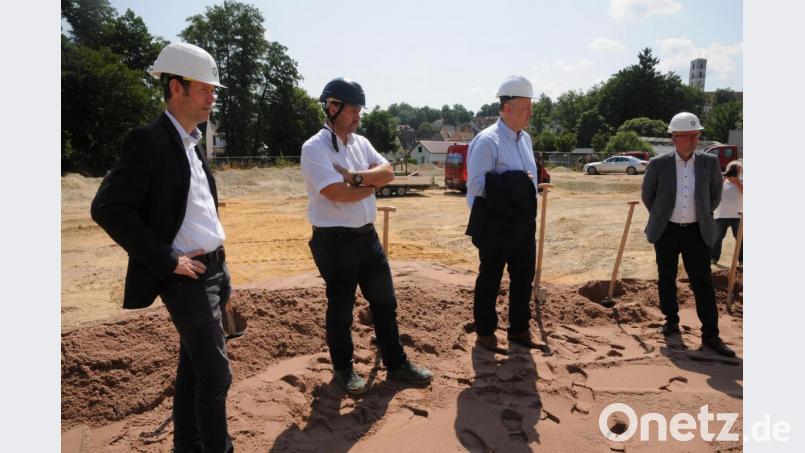 Nach geglücktem Spatenstich fachsimpeln (von links) der planende Coplan-Architekt Michael Harlander, Schulleiter Martin Zimmermann, Landrat Richard Reisinger und Bürgermeister Michael Göth über die neue Halle. Bild: ige
