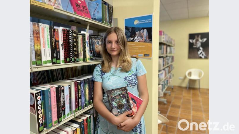 In der Bücherei in Schwarzenfeld warten viele neue Bücher auf Leser. Bild: Alexandra Kirst/exb