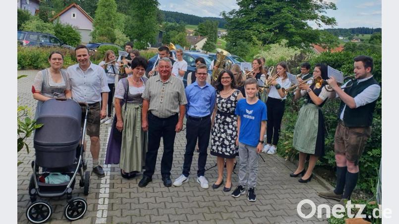 Josef Pflug (Mitte) freut sich zusammen mit seiner Familie über ein Geburtstagsständchen der Blaskapelle Teunz. Auch zahlreiche Vereine machten dem Jubilar ihre Aufwartung. Bild: Portner