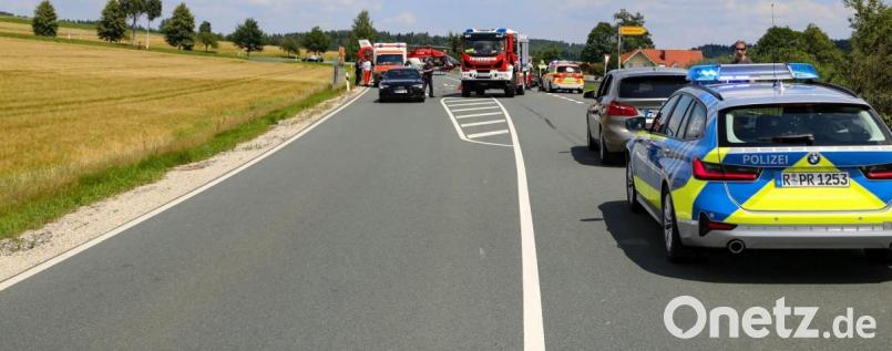Am frühen Donnerstagnachmittag wurde bei einem Verkehrsunfall auf der Staatsstraße 2177 zwischen Kemnath und Marktredwitz ein Motorradfahrer getötet. Bild: Roland Wellenhoefer