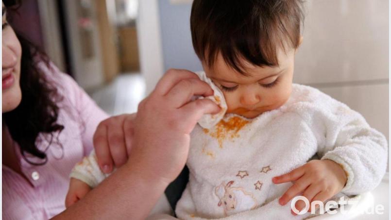 Das kann keiner vermeiden: Breireste auf Lätzchen und meist auch noch auf der Kleidung von Babys und Kleinkindern. Symbolbild: Mascha Brichta/dpa