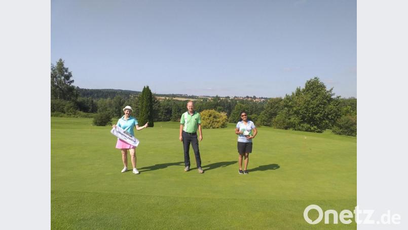 Ursula Kass vom Golfclub Lauterhofen (links) sowie Kritsana Latsch vom Golfclub Oberfranken (rechts, zusammen mit Clubmanager Richard Eisendraut) waren die erfolgreichsten Teilnehmerinnen beim Turnier zur Oberpfalzwoche. Bild: Richard Eisendraut/exb