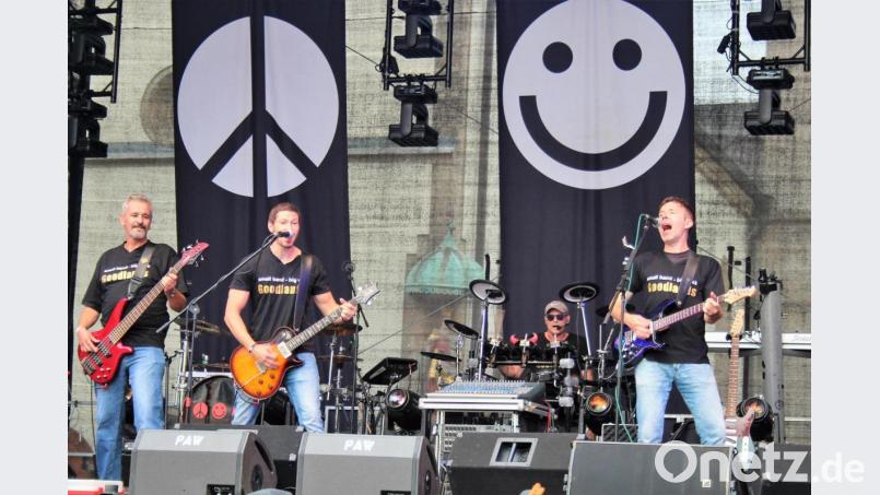 Die Band "Goodlands" spielt am Samstag unter freiem Himmel, für eine zusätzliche Impfaktion sorgt Drummer Dr. Ralf Cronenberg (Zweiter von rechts). Bild: stg