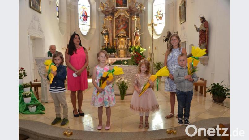 Nach dem Sonntagsgottesdienst mit Pfarrer Gerhard Schmidt (links) erhielten die künftigen ABC-Schützen ihre Schultüten von Leiterin Birgit Zant (Zweite von links) und Kinderpflegerin Katharina Forster (rechts). Bild: dob