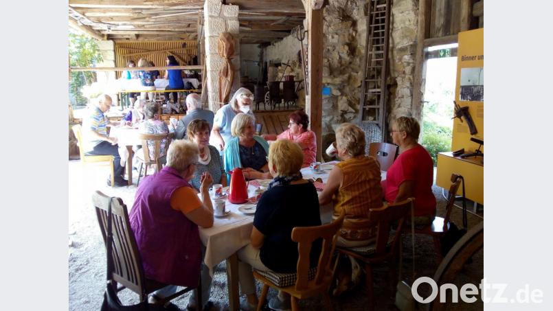 Ein schattiges Plätzchen in der Wagenremise und im Innenhof des Taubnschusterhauses war genau der richtige Platz für die Kaffeerunde des Seniorenclubs. Bild: hev