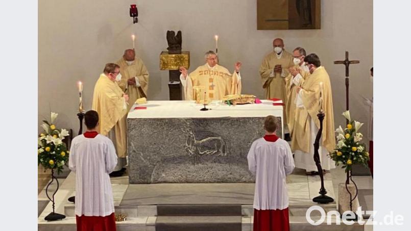 Erzbischof Ludwig Schick aus Bamberg (Mitte) war der Hauptzelebrant beim Gottesdienst zum Hochfest des heiligen Josef. Bild: Julia Bäß/exb