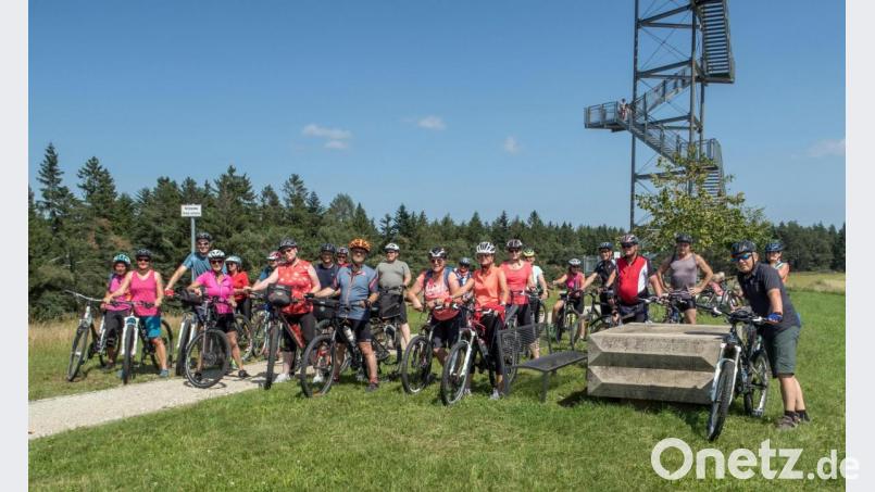 Mit 25 Teilnehmern starteten die Pistenschwinger zur Panorama-Radtour, Ziel war der Aussichtstrum auf dem Kitschenrain. Bild: mor