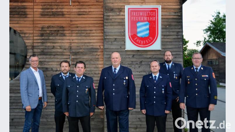 Dank und Anerkennung gab es für Alfons Falk (Dritter von links), der die Wehr 19 Jahre als Kommandant geführt hat und Hubert Heuberger (Vierter von links) der 26 Jahre Schriftführer der Ehenfelder Wehr war. Bild: fdl