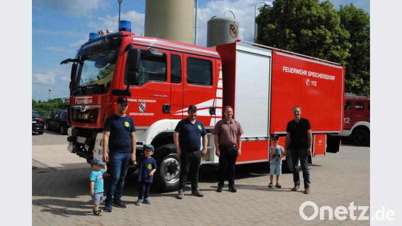 Kommandant Volker Hammon, sein Stellvertreter Christian Schwarzer, Bürgermeister Christian Porsch und der gemeindliche Feuerwehrbeauftragte Paul Dolata (von links) nahmen das neue Fahrzeug am Feuerwehrhaus in Empfang. Bild: ak