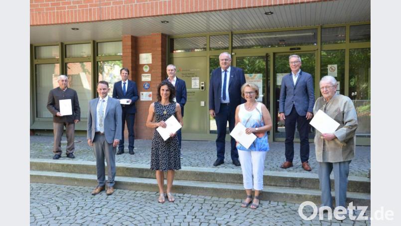 Verleihung des Ehrenzeichens des Bayerischen Ministerpräsidenten mit (von links) Josef Lang, Oberbürgermeister Jens Meyer, Heiner Balk, Doris Reil, Bernd Zielonka, Bürgermeister Lothar Höher, Elisabeth Näger, Bürgermeister Reinhold Wildenauer und Sieglinde Nordgauer. Bild: Kunz