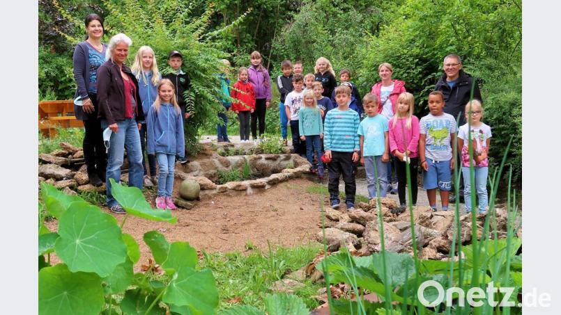 Schulleiterin Inge Dick (links) freute sich mit den Kindern der Arbeitsgemeinschaft Umwelt über die Erweiterung des Grundschulgartens. Ihr Dank galt Lehrerin Claudia Wölke (Zweite von links) sowie Bürgermeister Oskar Schuster und Karin Gerolstein vom Elternbeirat (hinten, von rechts) für deren Engagement. Bild: bsc